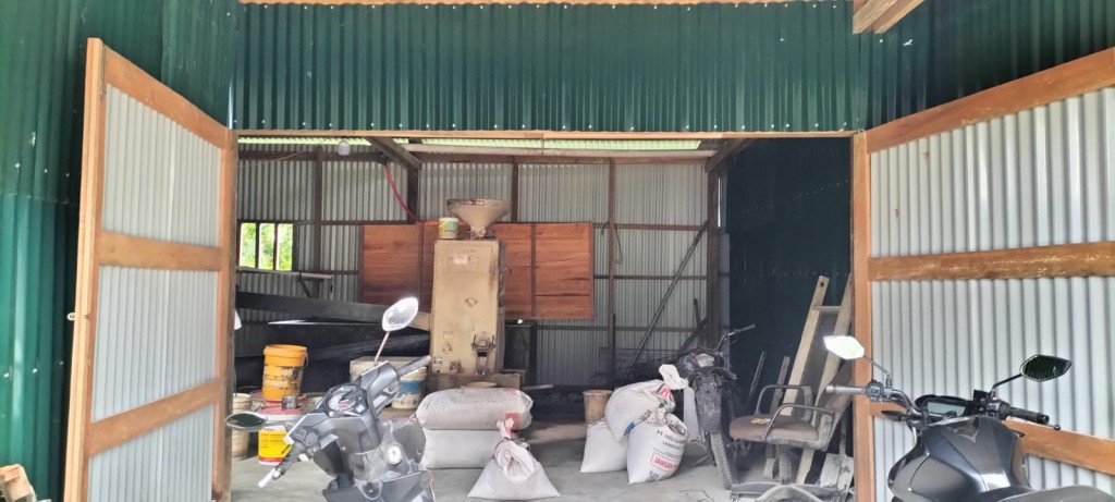 gambar disamping merupakan gambar bumdes kilang padi yang terletak didesa kuta padang simeulue cut